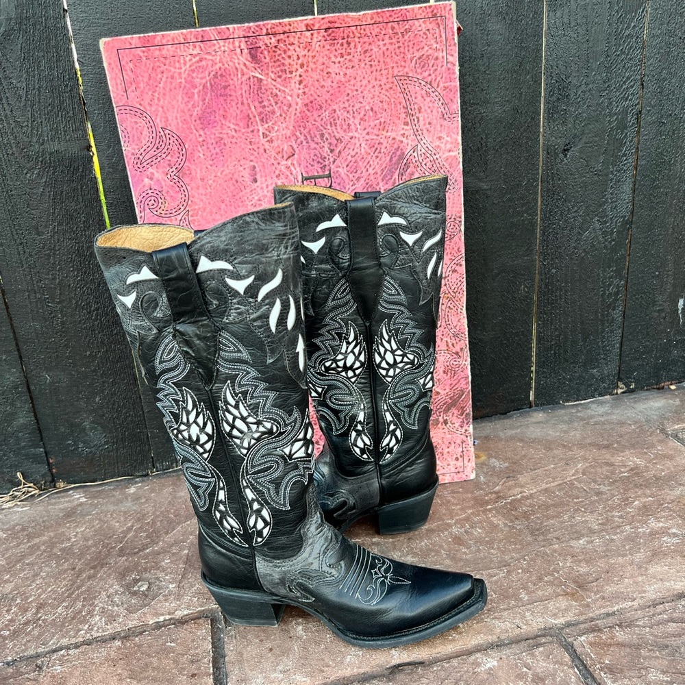 Stylish Black and White Western Heeled Boots - Picture 3 of 16